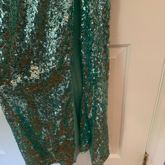 Size 0, Faviana sequinned gown.  Worn once. In perfect condition. - Picture 7 of 9